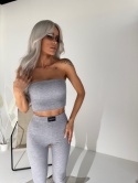 Jasny komplet prążkowany Lamanuel – top bez ramiączek i legginsy modelujące – butik NUVELL PREMIUM.