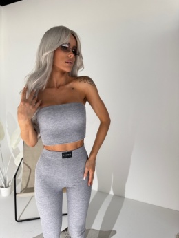 Jasny komplet prążkowany Lamanuel – top bez ramiączek i legginsy modelujące – butik NUVELL PREMIUM.