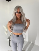 Jasny komplet prążkowany Lamanuel – top bez ramiączek i legginsy modelujące – butik NUVELL PREMIUM.