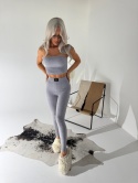 Jasny komplet prążkowany Lamanuel – top bez ramiączek i legginsy modelujące – butik NUVELL PREMIUM.