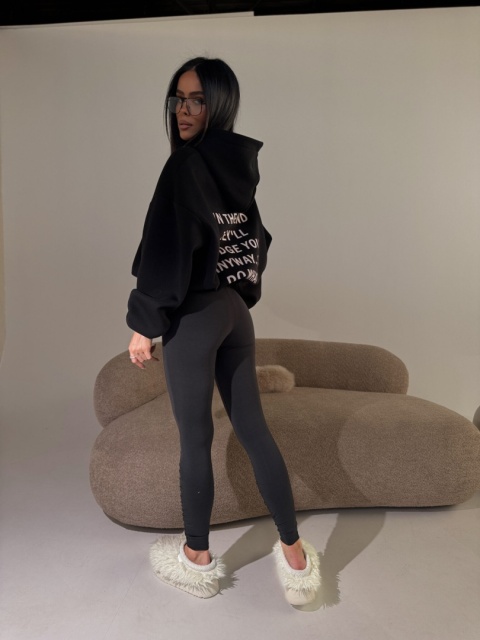 Czarne legginsy z lycry Lamanuel z ozdobnym marszczeniem na nogawkach – butik NUVELL PREMIUM