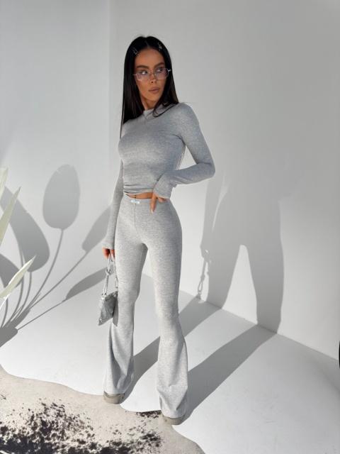 Jasny, dopasowany top damski Lamanuel z elastycznej wiskozy z logo – butik NUVELL PREMIUM.