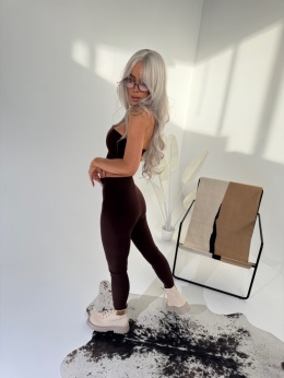Czekoladowy komplet prążkowany Lamanuel – top bez ramiączek i legginsy modelujące – butik NUVELL PREMIUM
